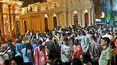 Kolkata: Early birds throng puja pandals for sneak peek, selfies
