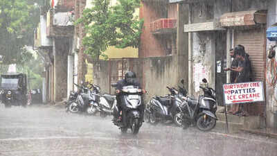 Heavy downpour poses problems for commuters, 3 killed in Allahabad