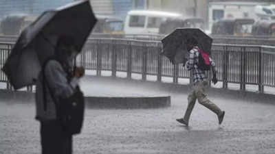 Heavy rains lash parts of Mumbai, transport services remain unaffected