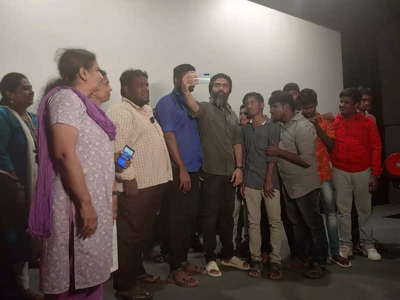 'Vendhu Thanindhathu Kaadu' team arranges a special show for the visually challenged; Silambarasan clicks a selfie with fans