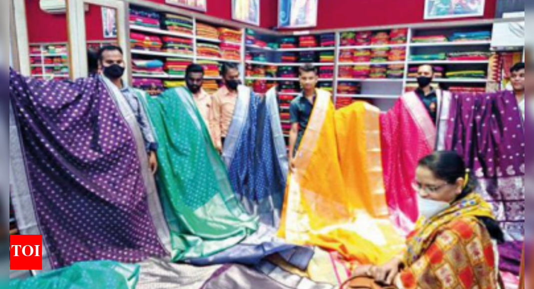 Navaratra Pune Laxmi Road flaunts Navaratra colours as people throng