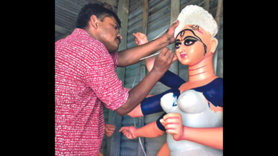 Kolkata: Cop doubles up as artisan to give shape to Durga idols