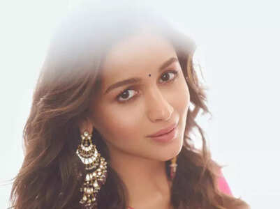 Beauty looks from Alia Bhatt for Durga Puja