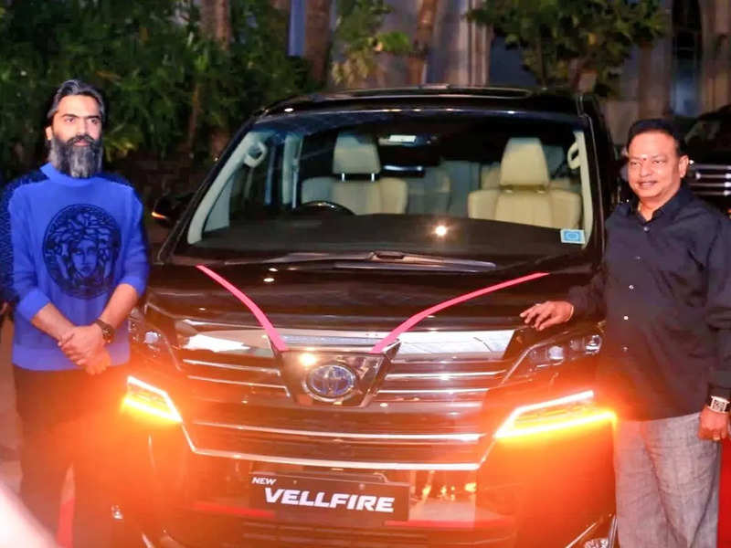 Makers of 'Vendhu Thanindhathu Kaadu' gift luxe vehicles to Silambarasan and Gautham Menon