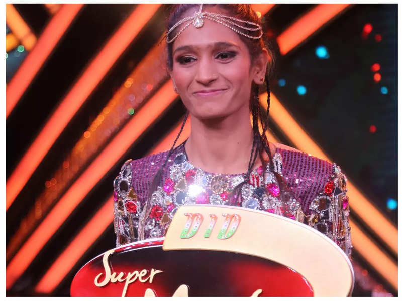 Exclusive! Winner of DID Super Moms 3 Varsha Bumra, a labourer from Haryana, lifts the trophy