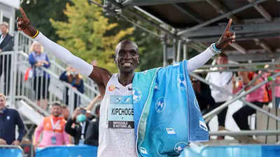 Eliud Kipchoge shatters marathon world record in Berlin