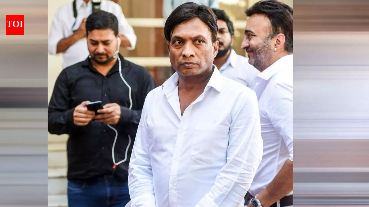 Sunil Pal attends Raju Srivastava's prayer meet