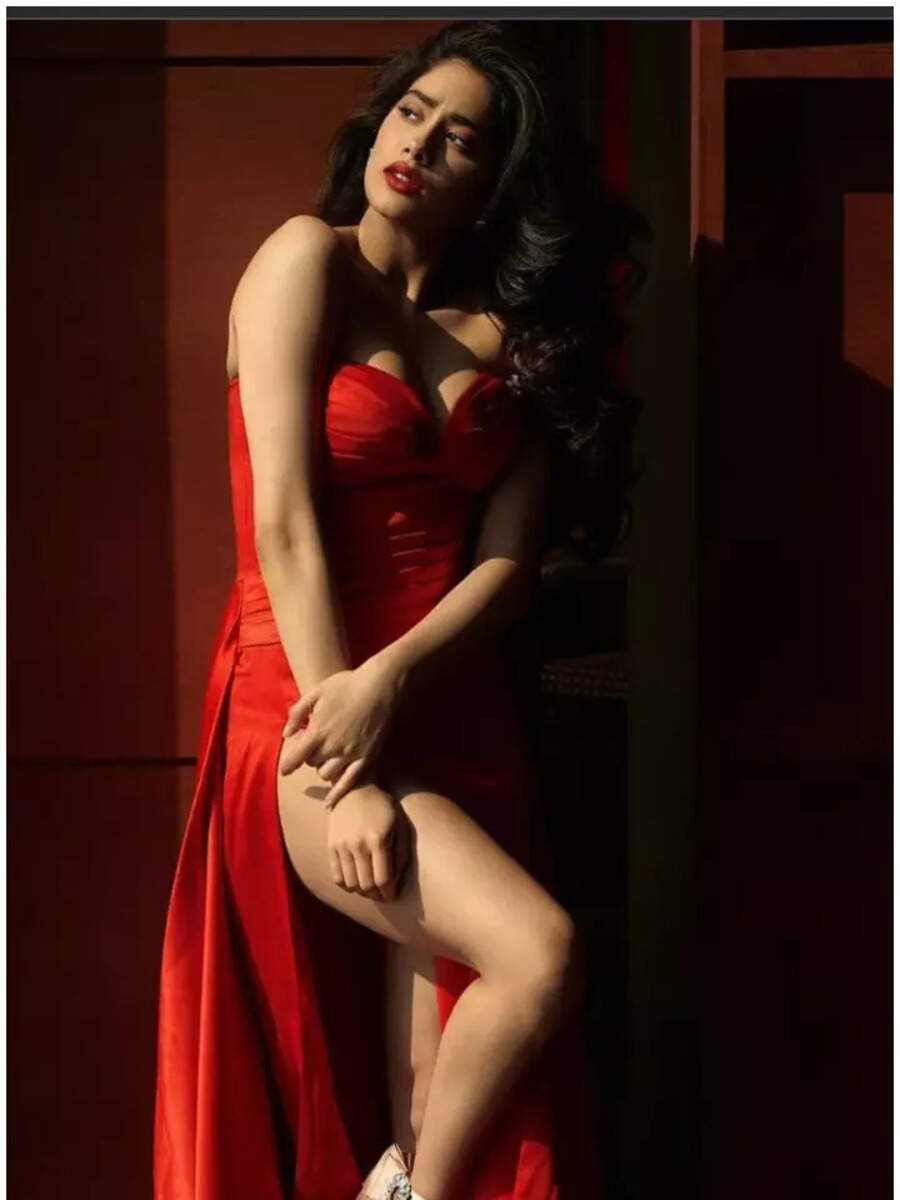 janhvi kapoor in red gown