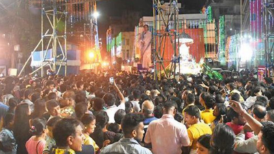 Kolkata: Crowd from Mahalaya keeps cops and organizers busy