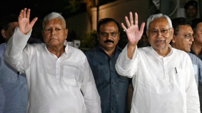 Lalu, Nitish meet Sonia, more talks post Congress poll