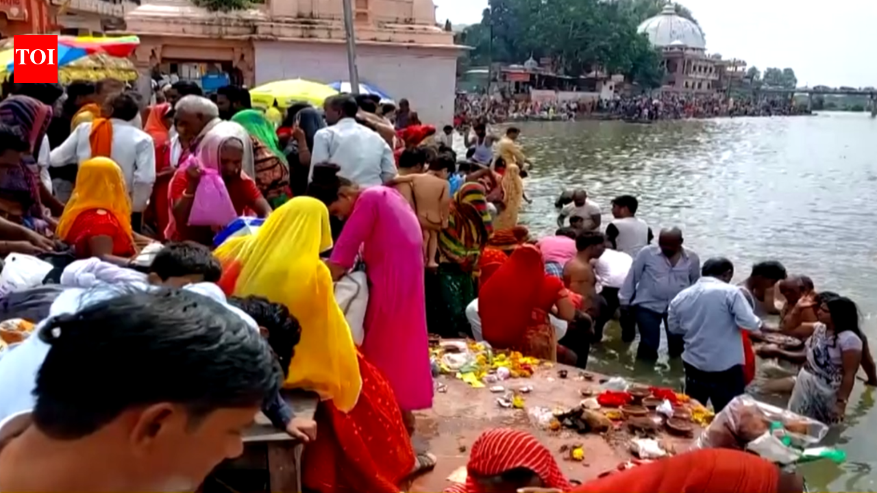 People take dip in River Shipra on last day of Pitru Paksha in Ujjain