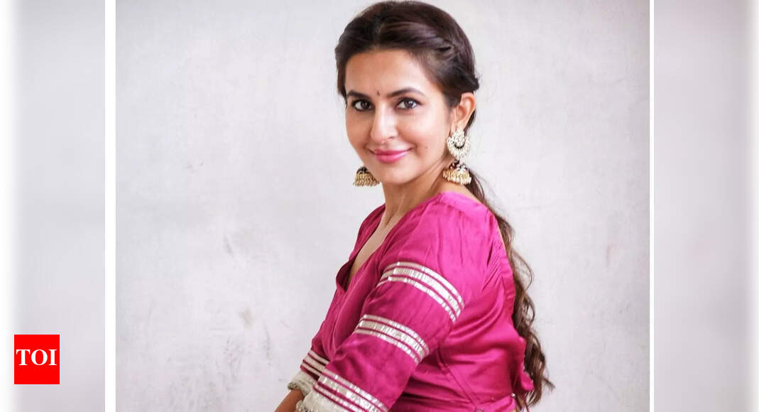 Roop Durgapal: I am doing theatre to hone my acting skills - Times of India