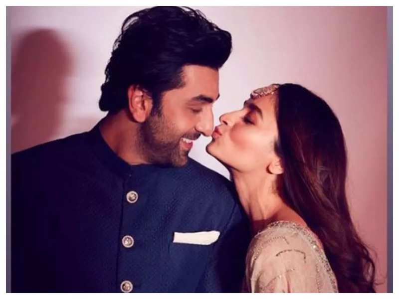 Ranbir Kapoor says he struggles while sleeping with his wife Alia Bhatt, here's why!