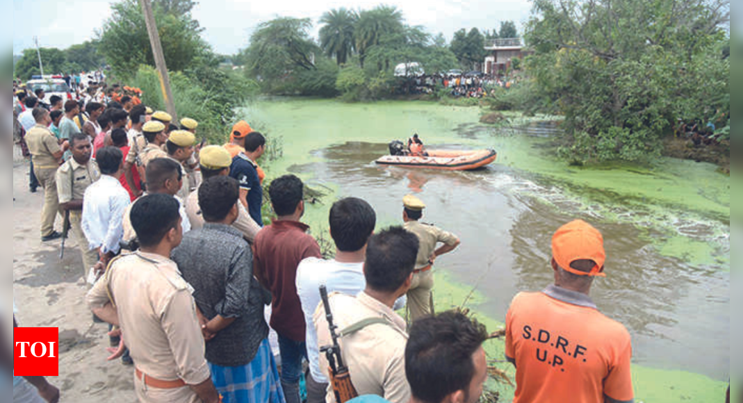 10 women killed as tractor-trolley falls into pond on Lucknow outskirts ...