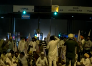 Punjab: Samyukt Kisan Morcha workers block Delhi highway toll plaza over Bengaluru farmers arrest