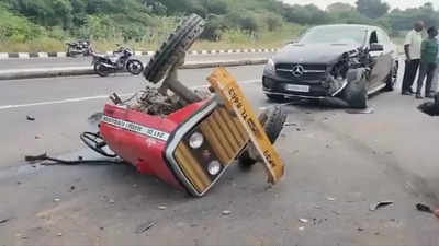 Tractor splits in two after crash with a Mercedes-Benz! Passengers unhurt