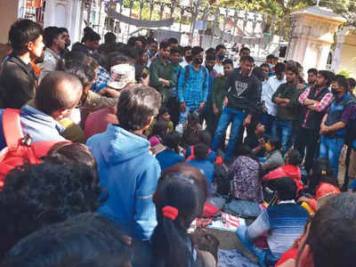 Allahabad University students protesting fee hike dig pit, threaten 'bhu samadhi'