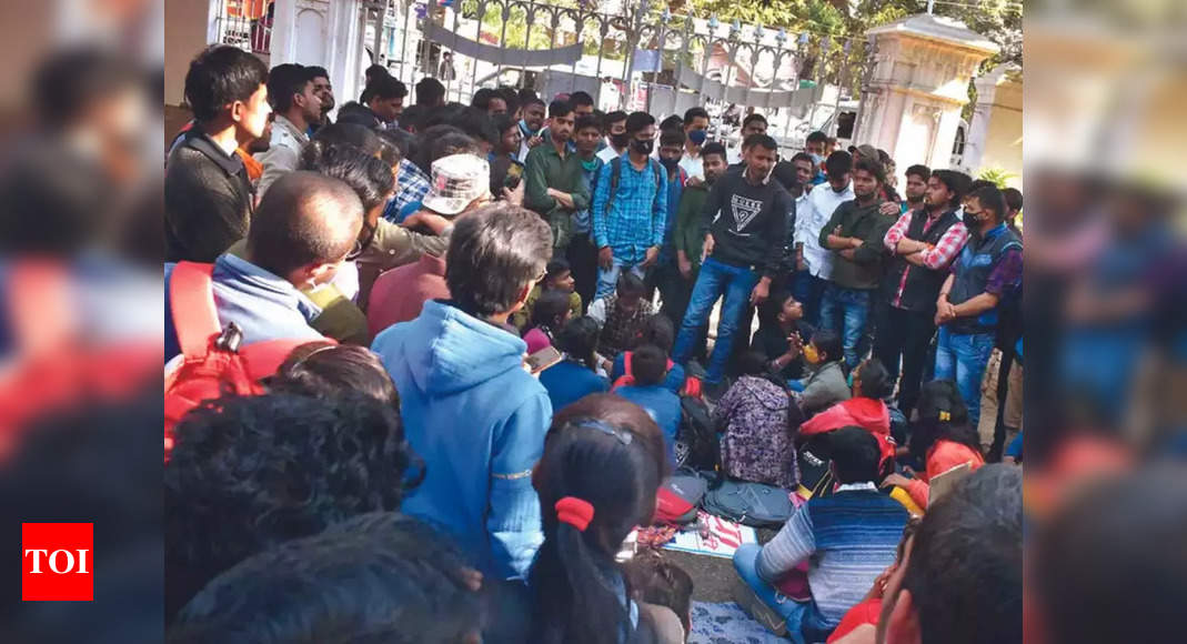 Allahabad University students protesting fee hike dig pit, threaten ‘bhu samadhi’ – Times of India