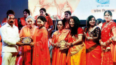 Uttar Pradesh: Women folk singers celebrate Navaratra in a unique way