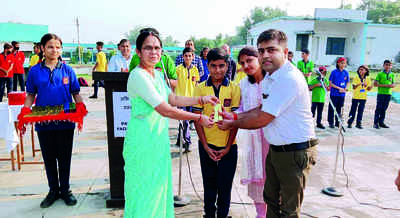 Kv Manauri Honours Children | Allahabad News - Times of India