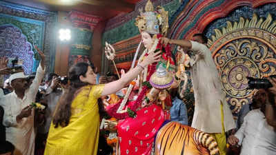 Thane: Rashmi Thackeray visits Tembhi naka navratri mandal in CM Eknath Shinde's stronghold
