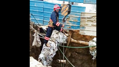 Delhi: Labourer trapped under debris, dies