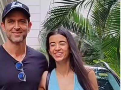 Hrithik poses with girlfriend Saba - WATCH