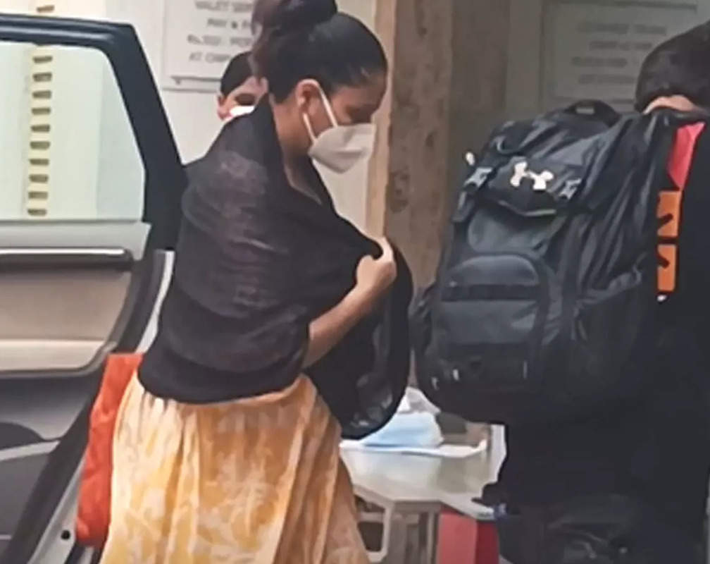 
Mom-to-be Bipasha Basu gets snapped at the hospital with her husband Karan Singh Grover
