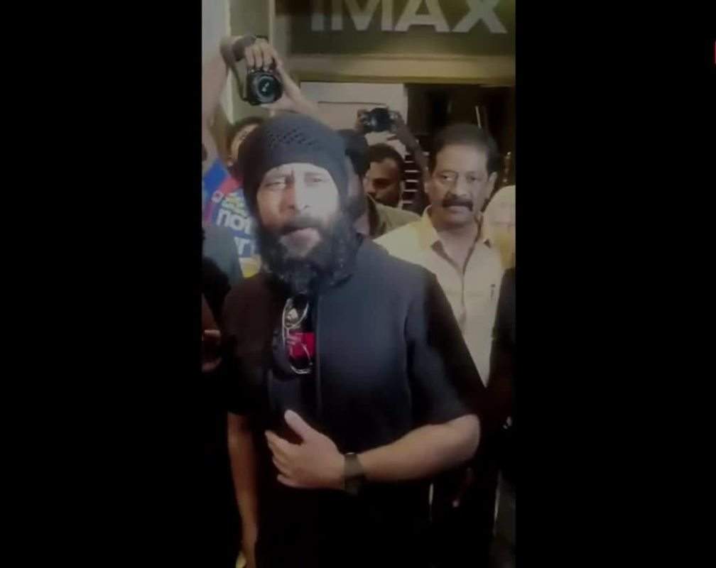 
Chiyaan Vikram watches Ponniyin Selvan with fans
