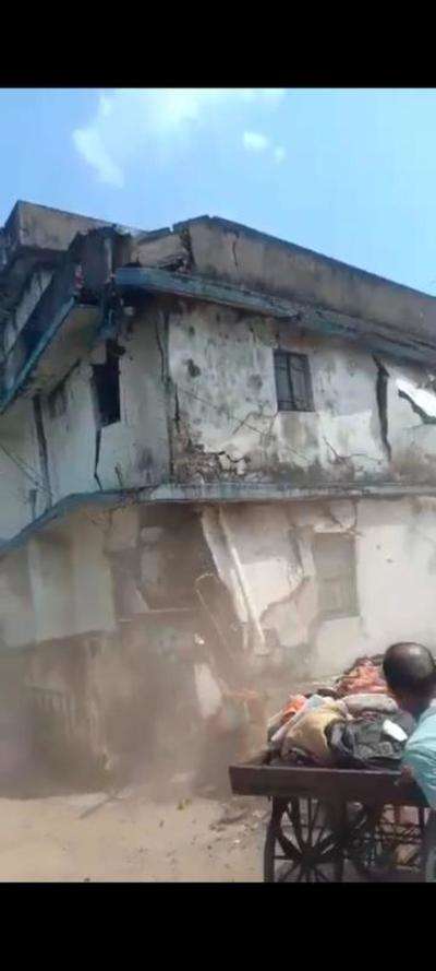 3 Storey Building Collapses Trapped Woman Rescued Nagpur News Times Of India 