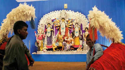 Lucknow: Fashion meets tradition, devotees throng pandals