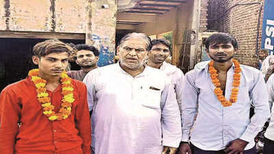 Rajasthan: Bharatpur traders garland two thieves to protest cops’ action