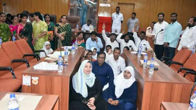 Hubballi: Mayor’s decision to shun gown sparks opposition protest in HDMC