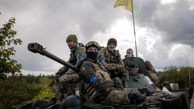 Russian troops 'encircled' near key Ukraine town in annexed region