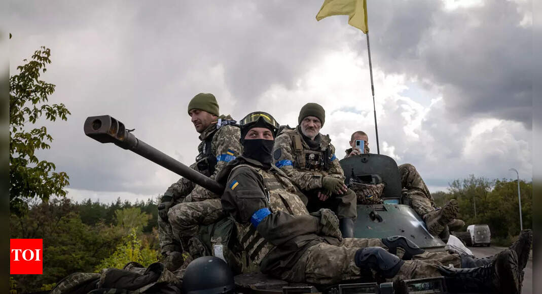 Ukraine: Russian troops 'encircled' near key Ukraine town in annexed ...