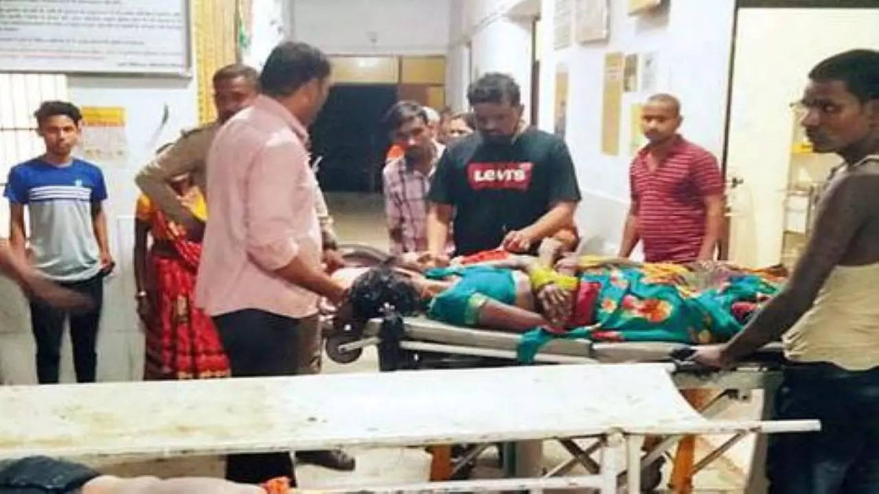 26 killed, 2 dozen hurt as tractor-trolley falls into pond in Kanpur |  Kanpur News - Times of India