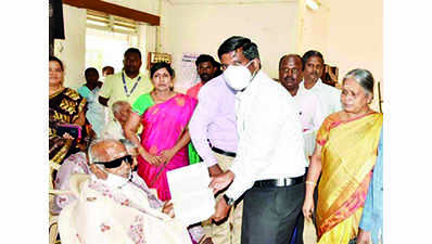 Sr citizens living in Trichy care homes felicitated