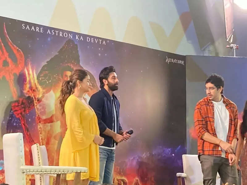 Alia Bhatt sings 'Kesariya' with fans as Ranbir Kapoor cuts his birthday cake at the 'Brahmastra' fan meet event - Watch video