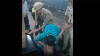 Uttar Pradesh: Woman along with RPF personnel gives CPR to revive her husband at Mathura junction