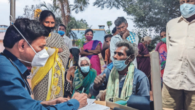 Karnataka: Doctor tours santhes, consults for free