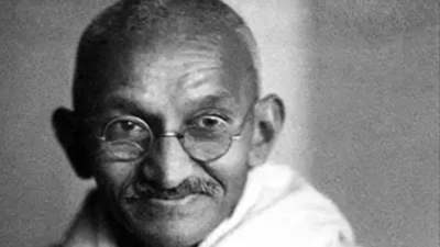 Netas pay tributes to Mahatma Gandhi at Bapu Kuti in Sewagram