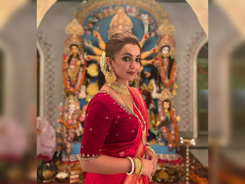 Durga Puja 2022: Koushani’s red-on-red six yards of elegance is a must for the perfect Bengali look