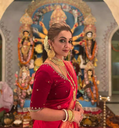 WeddingWire India - We still aren't over @rheachatterjee24 wedding. Sharing  some glimpse from her Bengali wedding. She looks ethereal in a red Banarasi  saree which she paired with traditional gold jewellery to