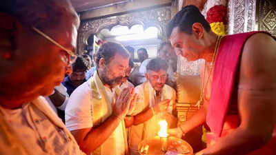 Bharat Jodo Yatra: Rahul Gandhi offers prayer at Chamundeshwari temple in Mysuru