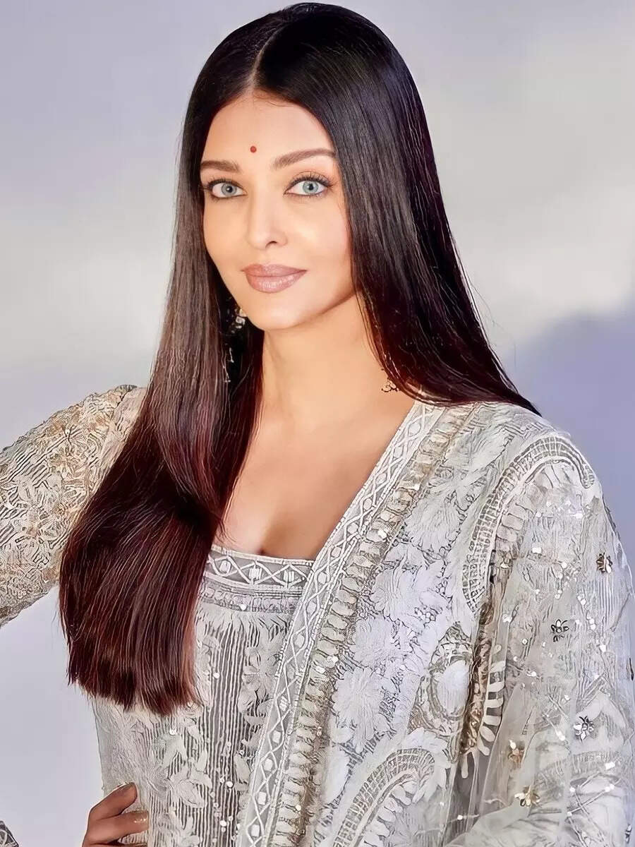 10 class and royal looks of Aishwarya Rai Bachchan | Times of India