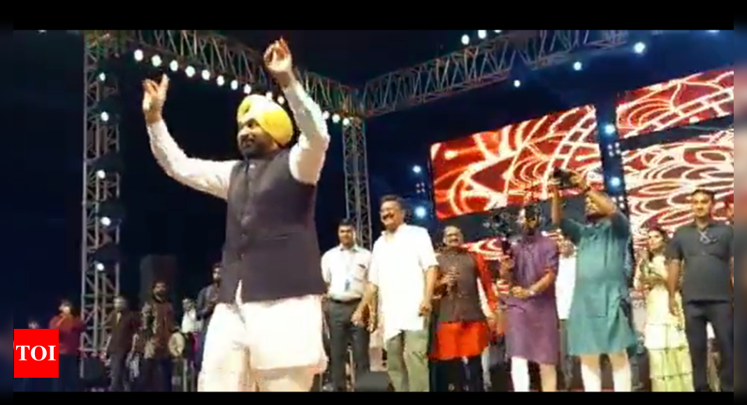 Bhagwant Mann doing garba in Gujarat, Punjab Police like a headless