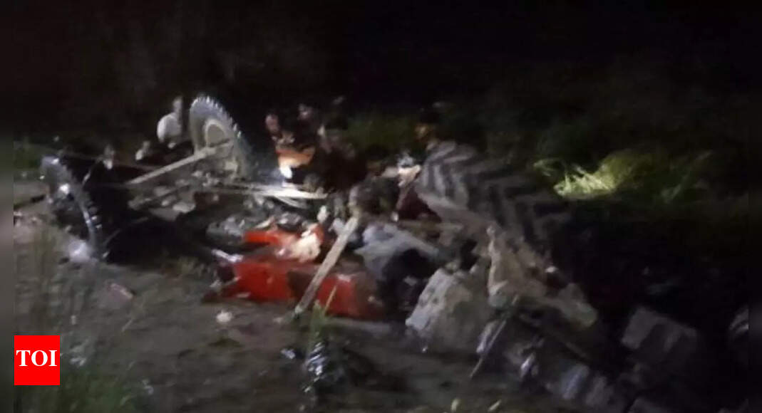 Kanpur tragedy: Driver of tractor-trolley booked | Kanpur News - Times ...