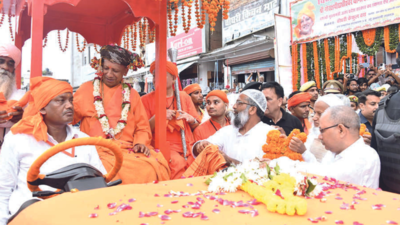 Muslims welcome UP CM Yogi Adityanath as he leads Vijay Dashmi Shobha Yatra