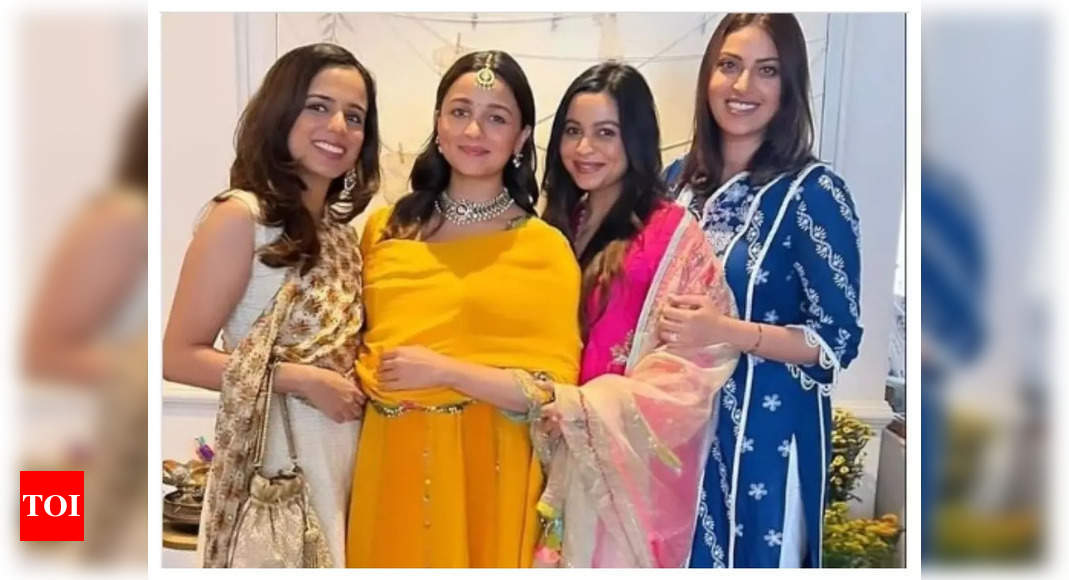 Alia Bhatt shows off her pregnancy glow in an ethnic outfit as she poses with sister Shaheen Bhatt and friends at her baby shower – See photo – Times of India