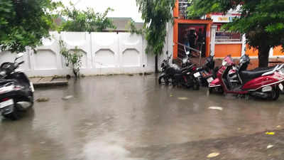 Incessant rain in Lucknow throws life out of gear | Lucknow News ...